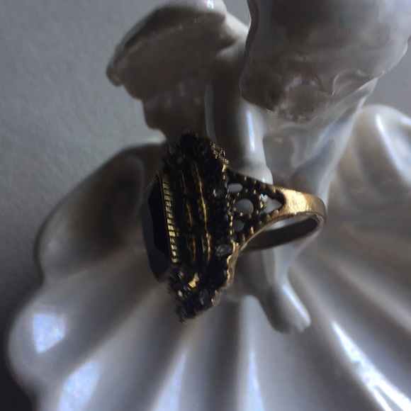 Unique Design ring - Picture 2 of 5